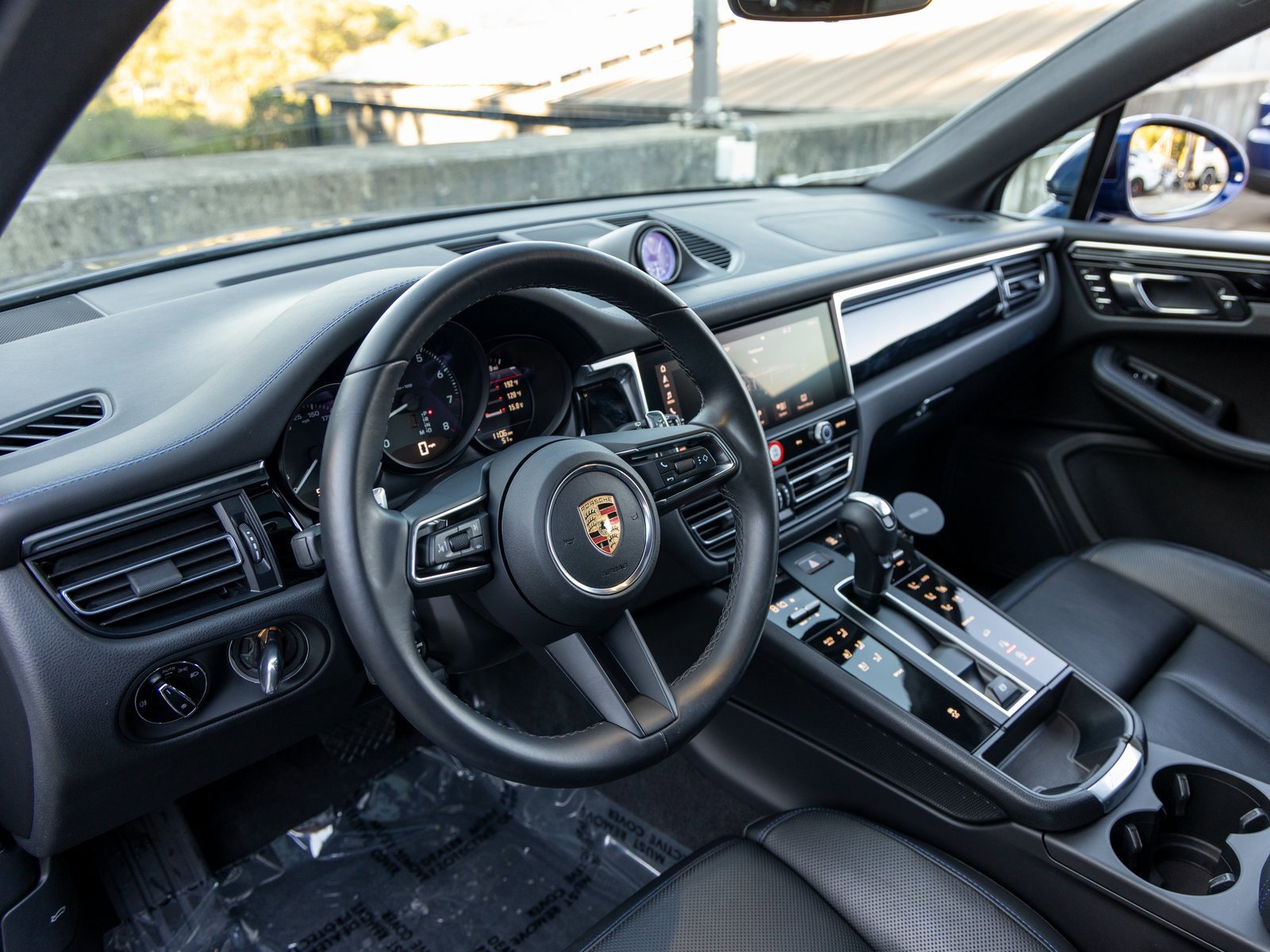 Certified 2024 Porsche Macan image 4