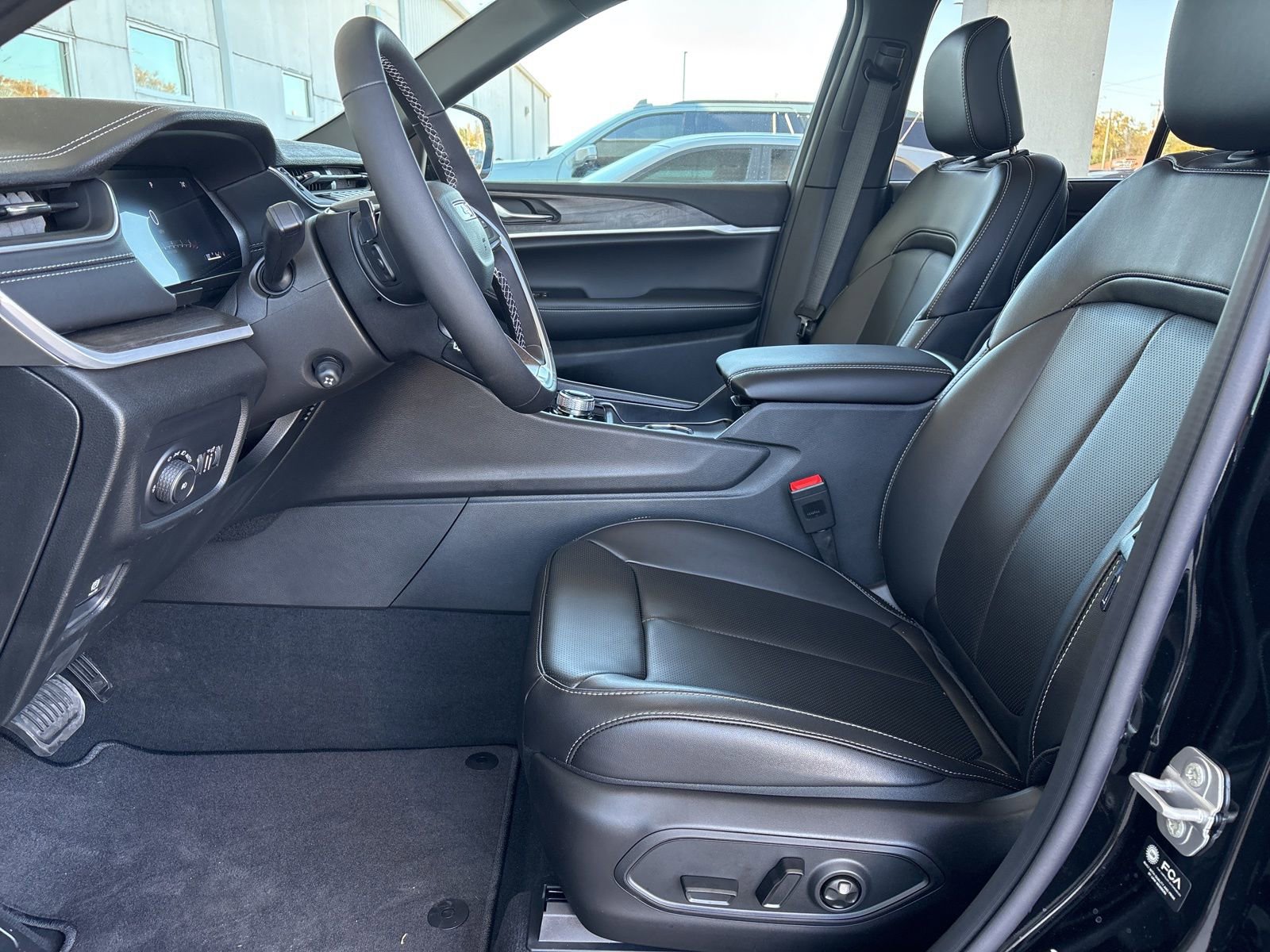 New 2025 Jeep Grand Cherokee Limited w/ Luxury Tech Group II image 12