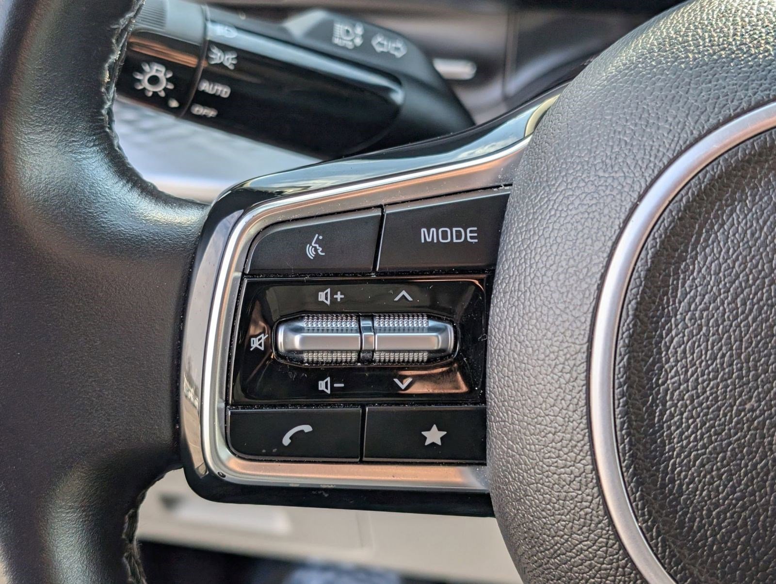 Used 2024 Kia Carnival LX image 18