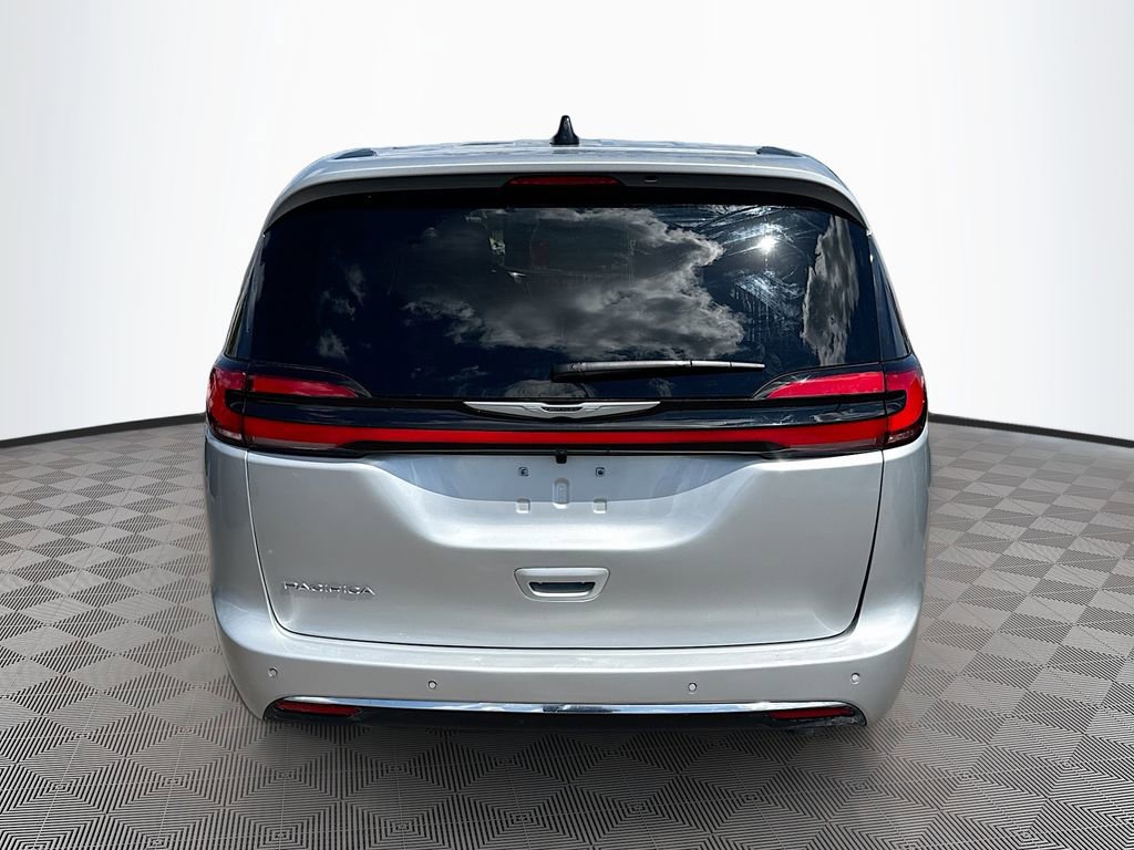 Used 2026 Chrysler Pacifica Select image 7
