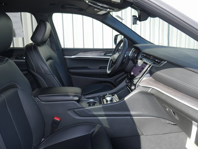 New 2025 Jeep Grand Cherokee L Limited w/ Black Appearance Package image 27