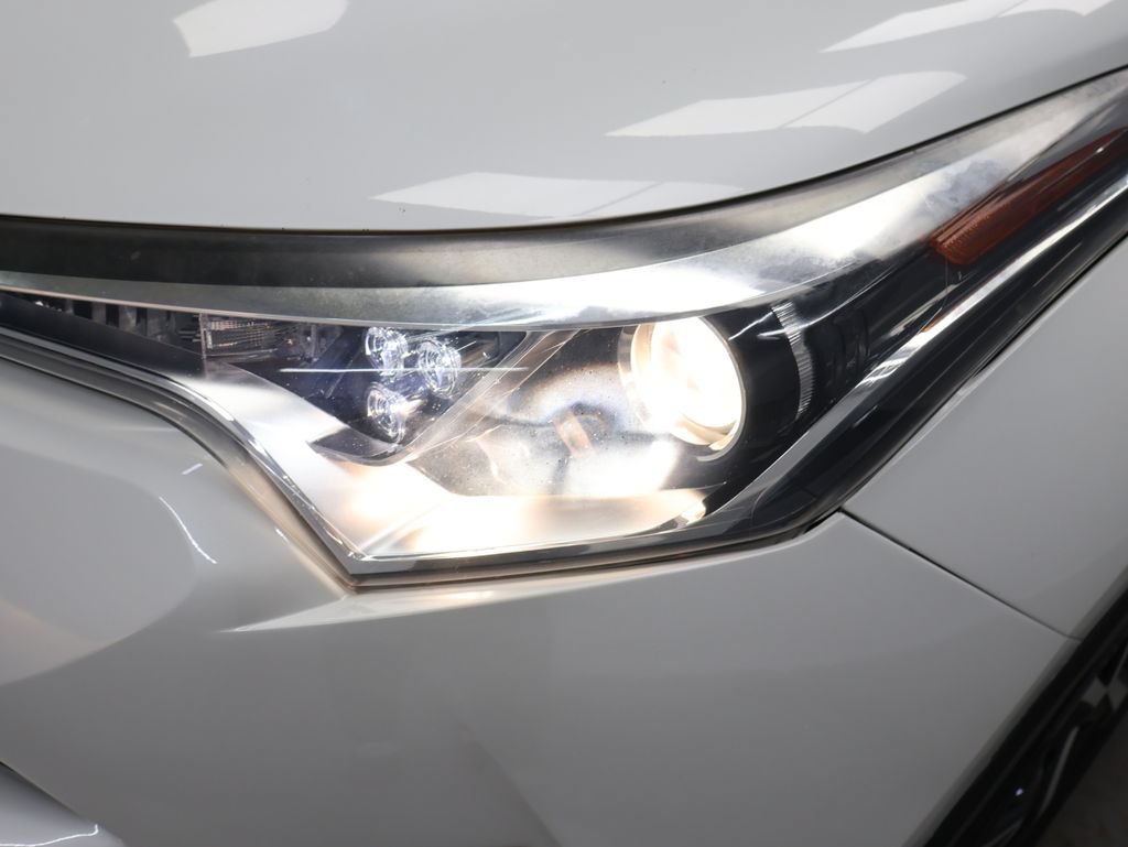 Used 2019 Toyota C-HR XLE FWD image 28