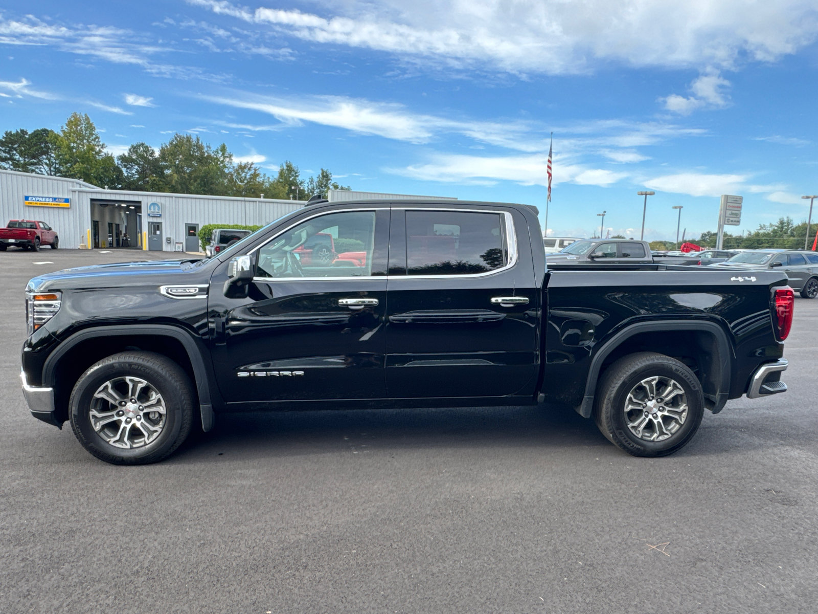 Used 2025 GMC Sierra 1500 SLT AWD/4WD image 8