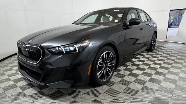 New 2026 BMW 550e xDrive w/ Premium Package image 3