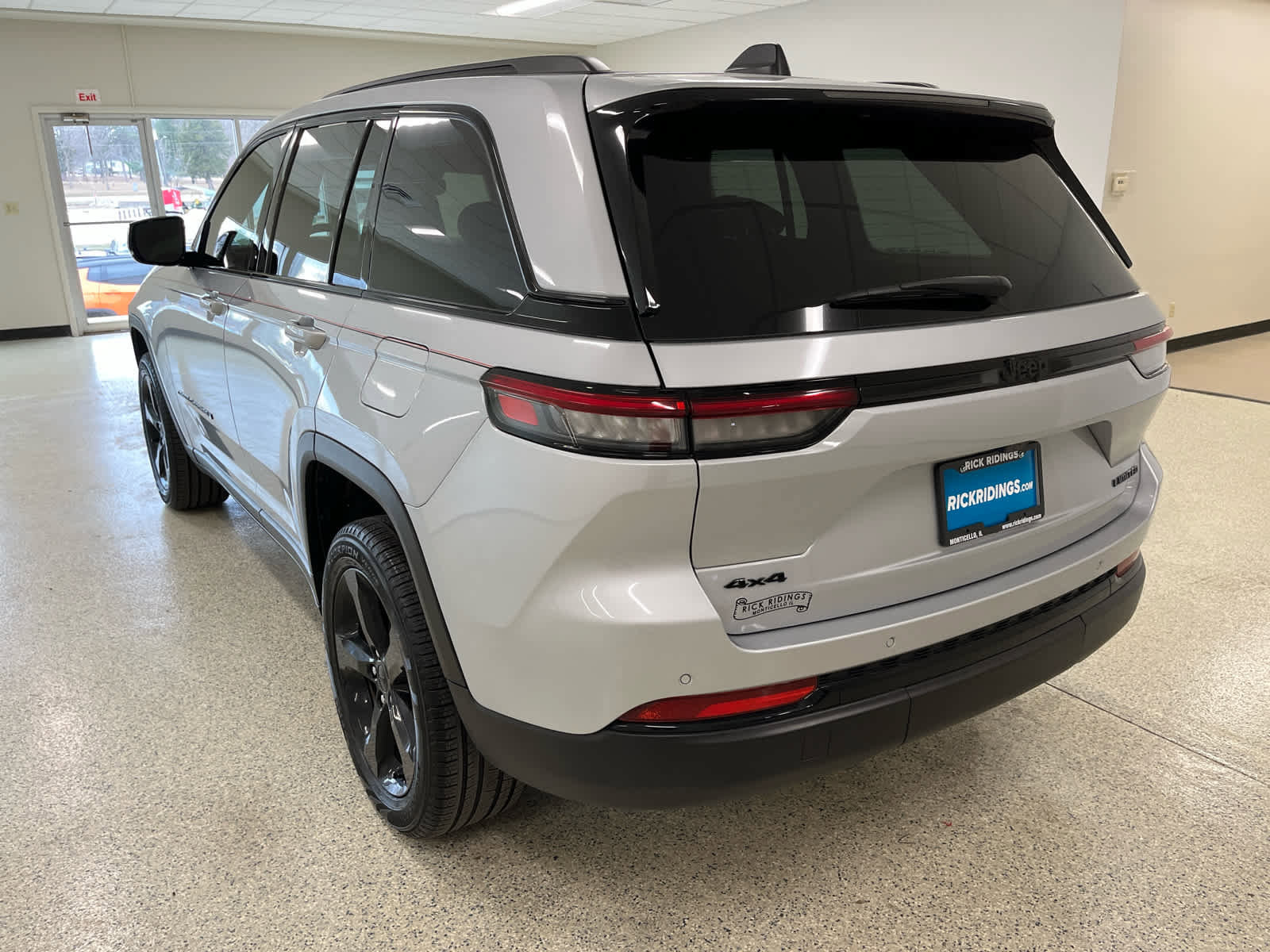 Used 2024 Jeep Grand Cherokee Limited w/ Black Appearance Package AWD/4WD image 9