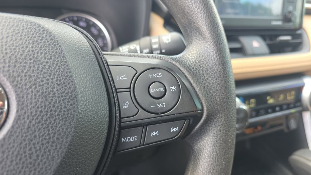 Used 2021 Toyota RAV4 XLE w/ Convenience Package FWD image 21