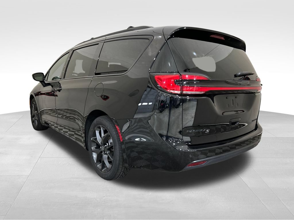 Used 2025 Chrysler Pacifica Limited FWD image 3