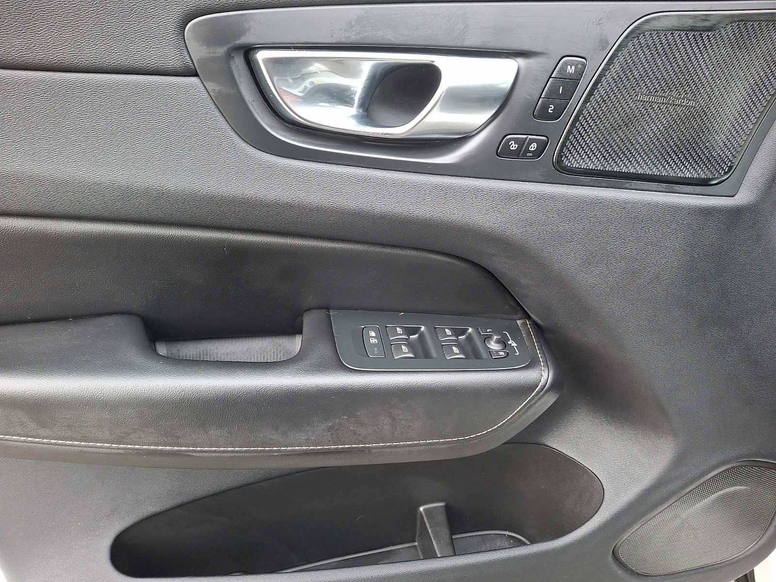 Used 2022 Volvo XC60 B5 Inscription image 7