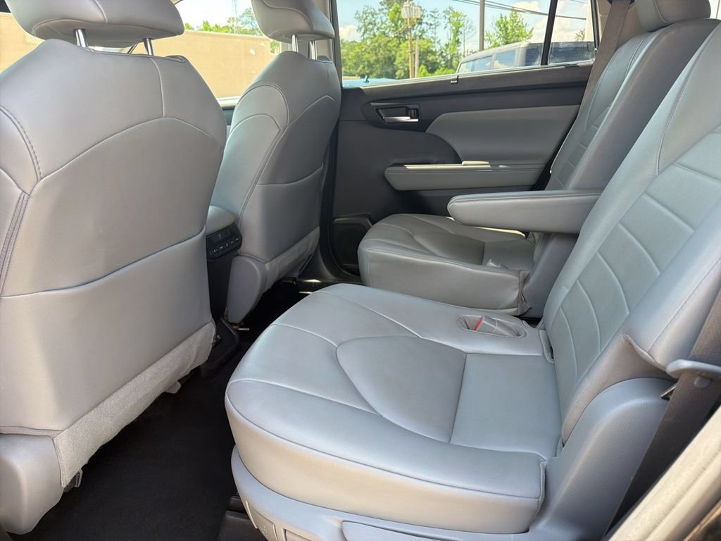 Used 2021 Toyota Highlander XLE FWD image 11