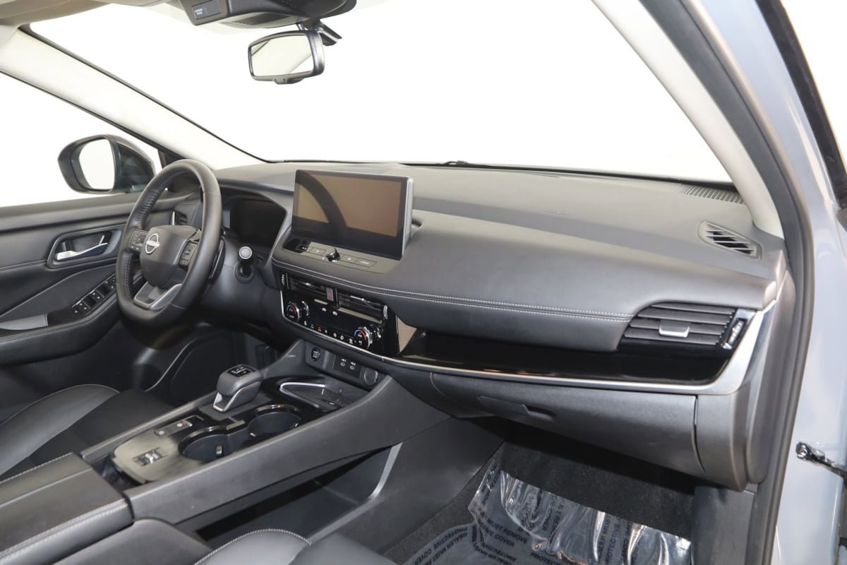 Used 2025 Nissan Rogue SL w/ Tech Package FWD image 45