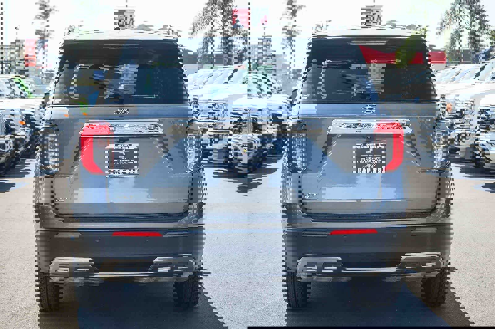 Used 2022 Ford Explorer XLT w/ Equipment Group 202A image 5