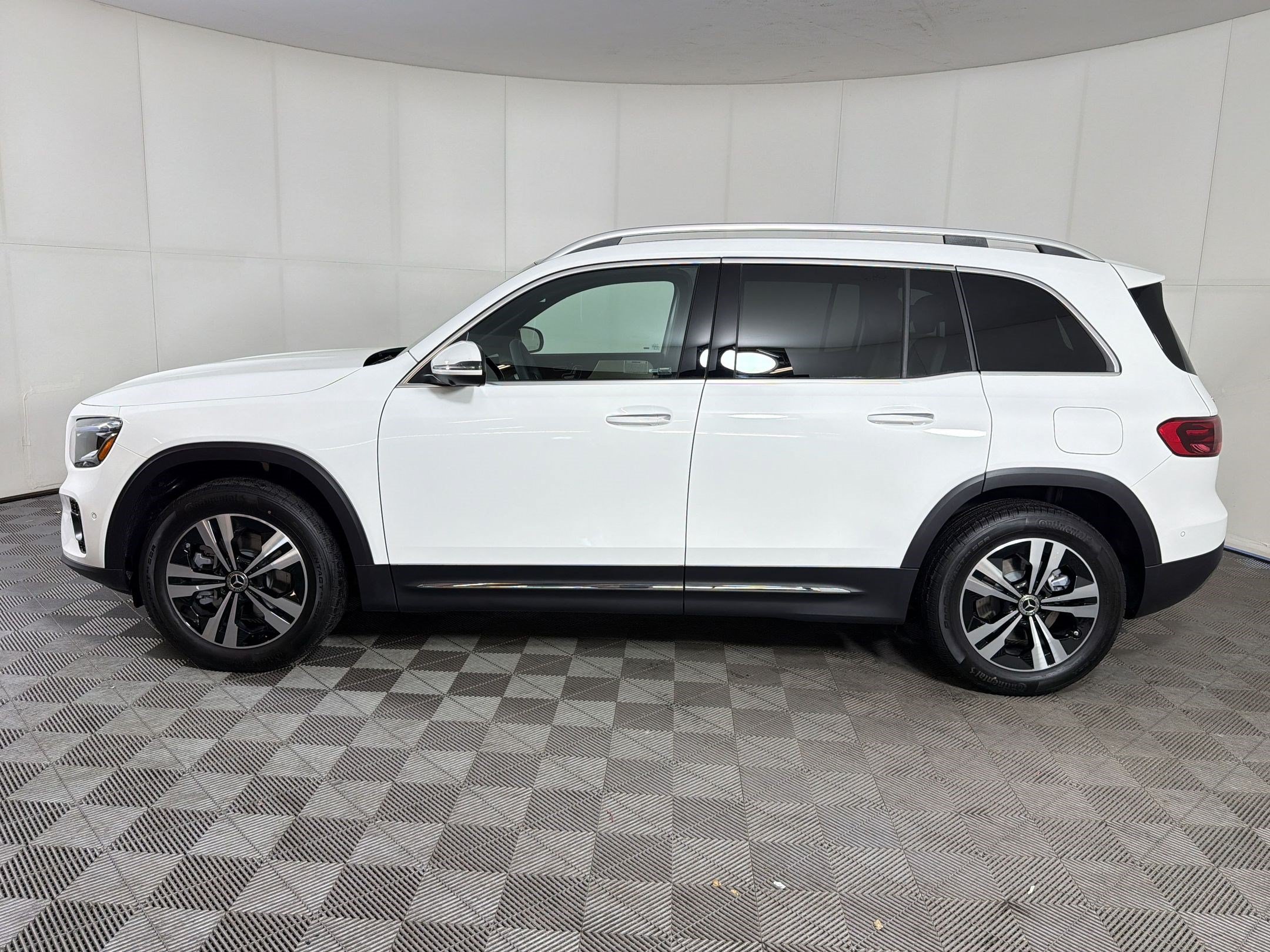Used 2026 Mercedes-Benz GLB 250 4MATIC image 2