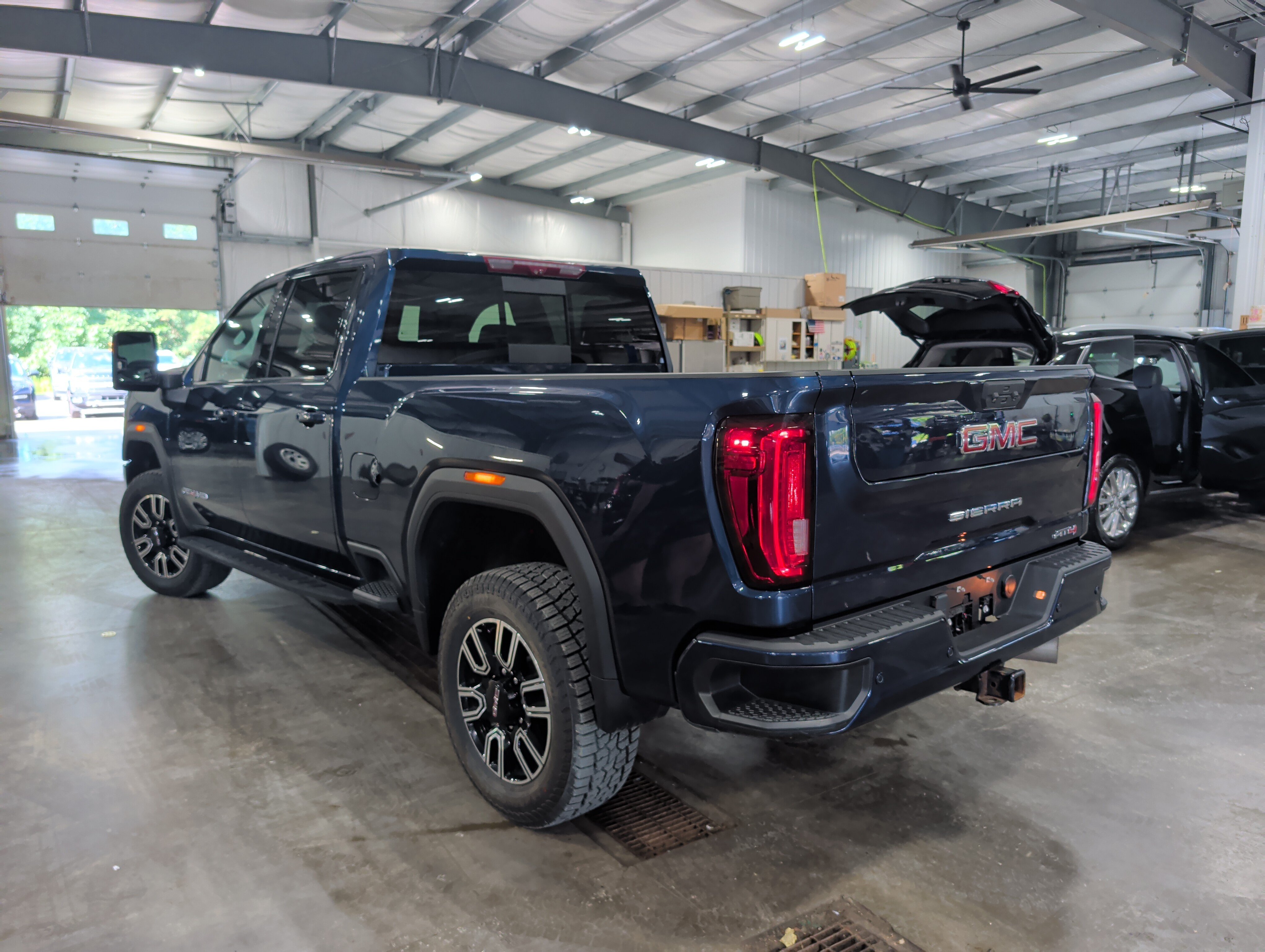 Used 2023 GMC Sierra 2500 AT4 w/ AT4 Premium Plus Package AWD/4WD image 4