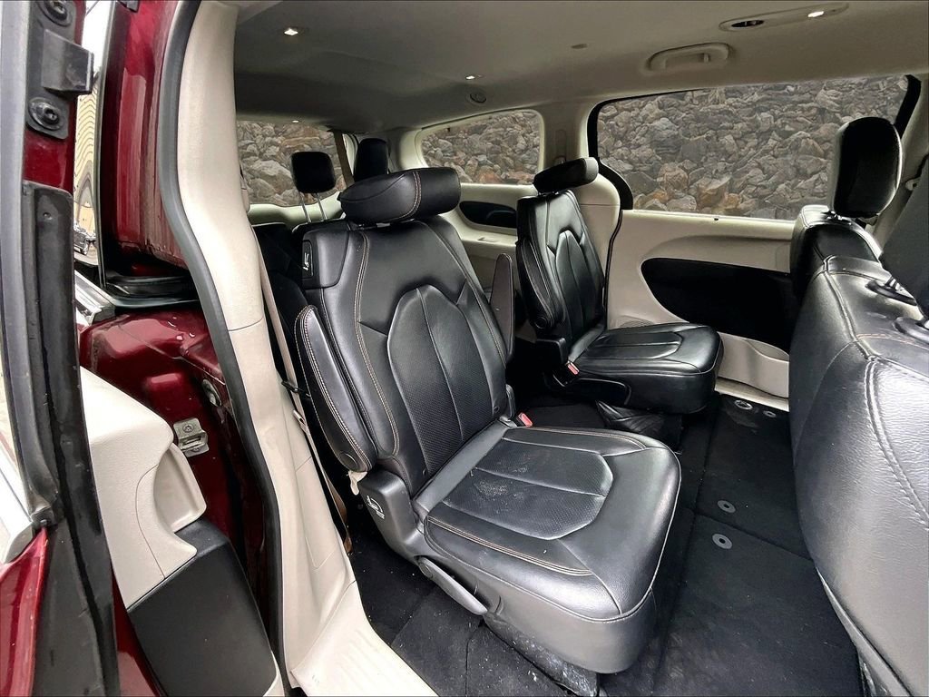 Used 2020 Chrysler Pacifica Touring-L image 24