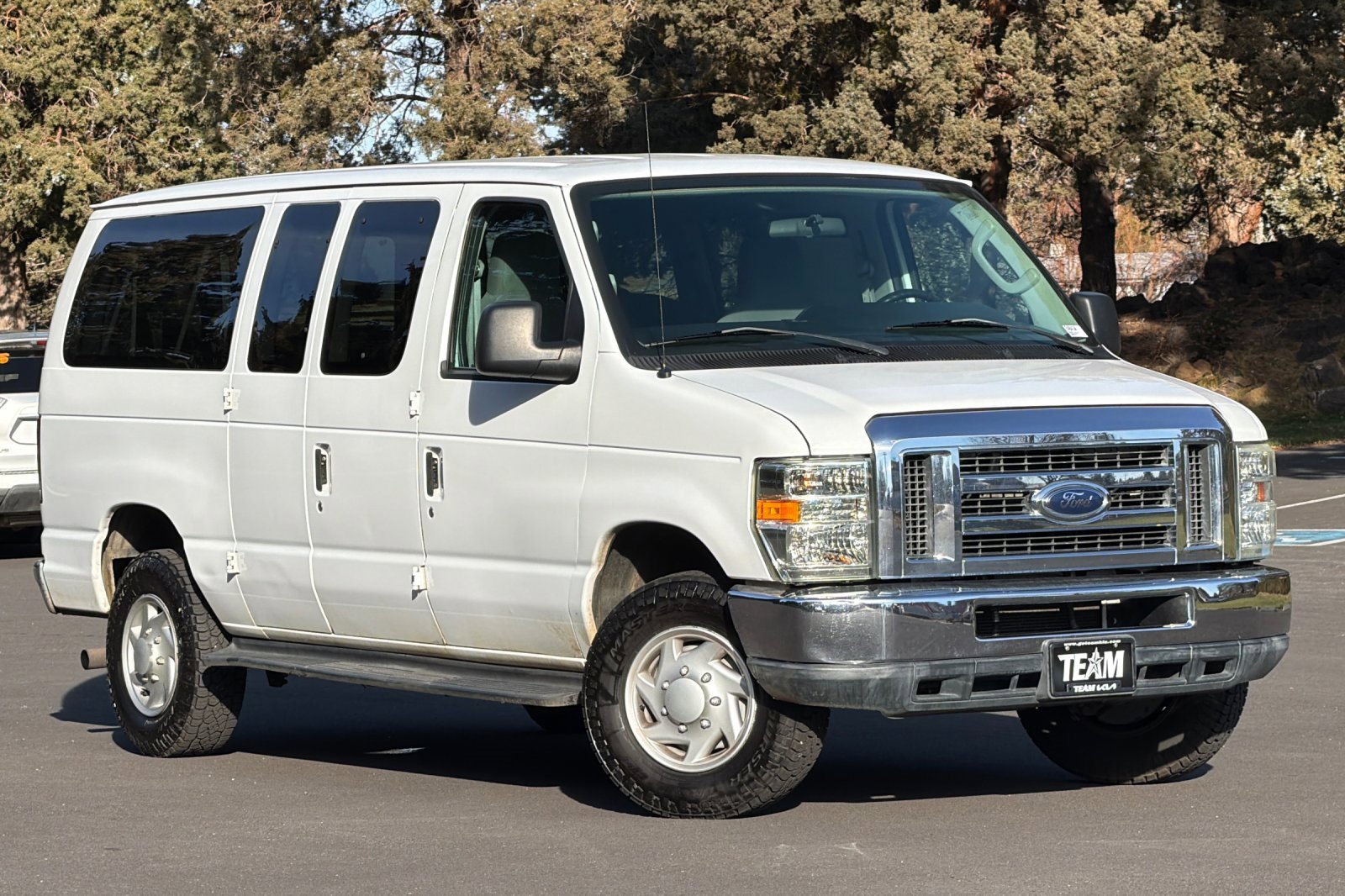 Used 2011 Ford E-350 and Econoline 350 XLT image 2