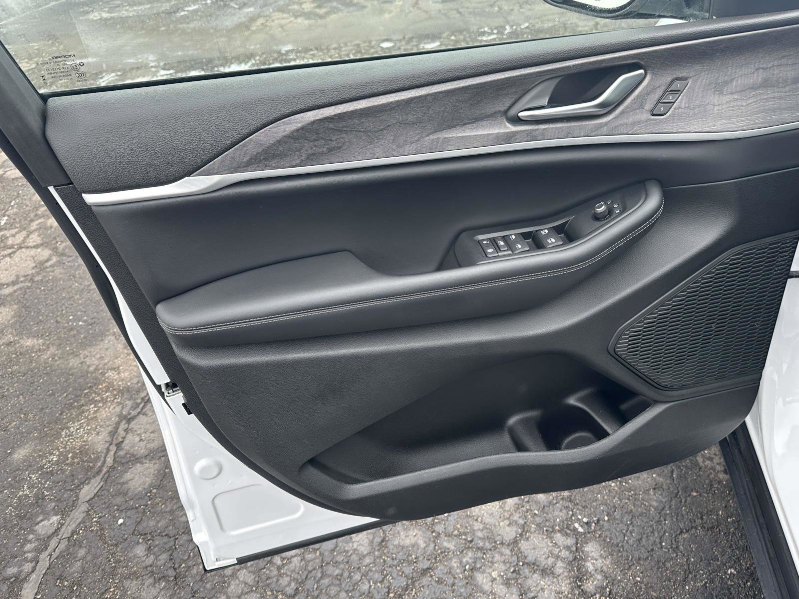 Used 2023 Jeep Grand Cherokee Limited image 17