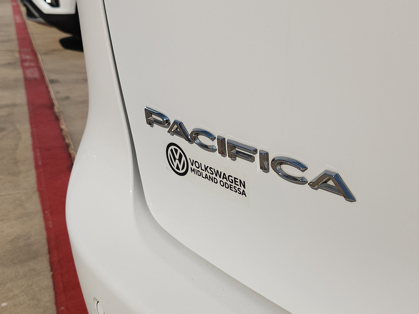 Used 2023 Chrysler Pacifica Touring-L FWD image 8