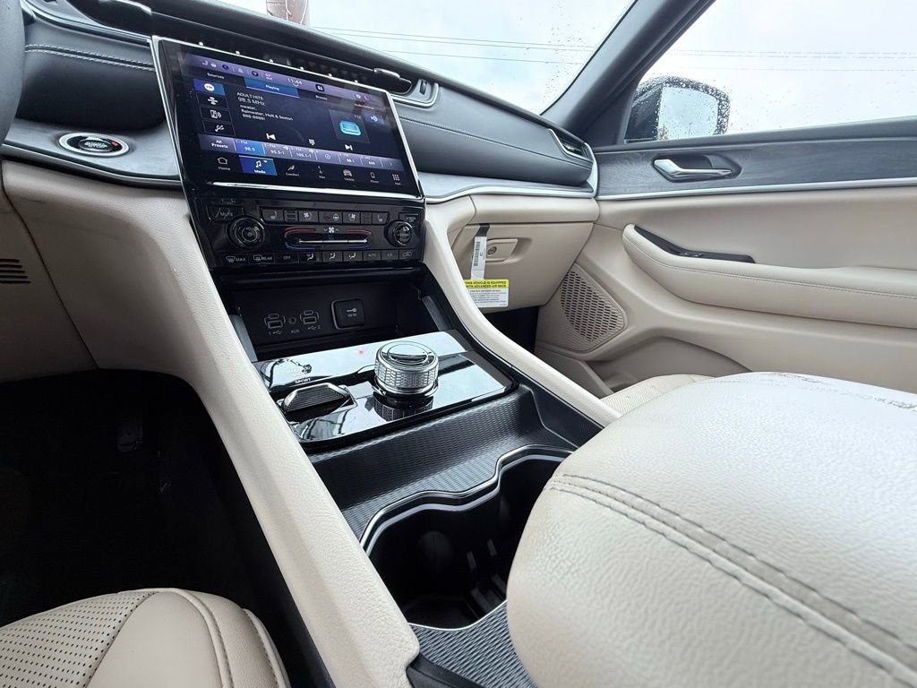 Used 2024 Jeep Grand Cherokee Limited w/ Luxury Tech Group II image 19