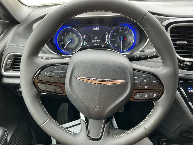 Used 2023 Chrysler Pacifica Touring FWD image 4