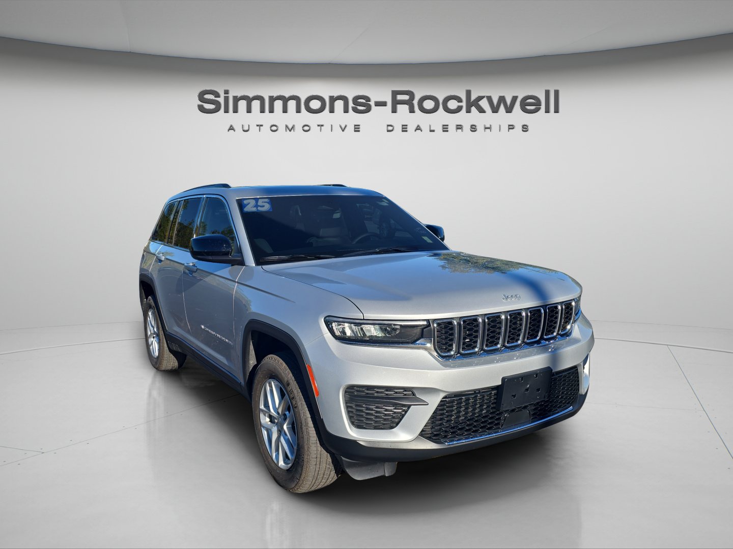 Used 2025 Jeep Grand Cherokee Laredo X w/ Luxury Tech Group I AWD/4WD image 7