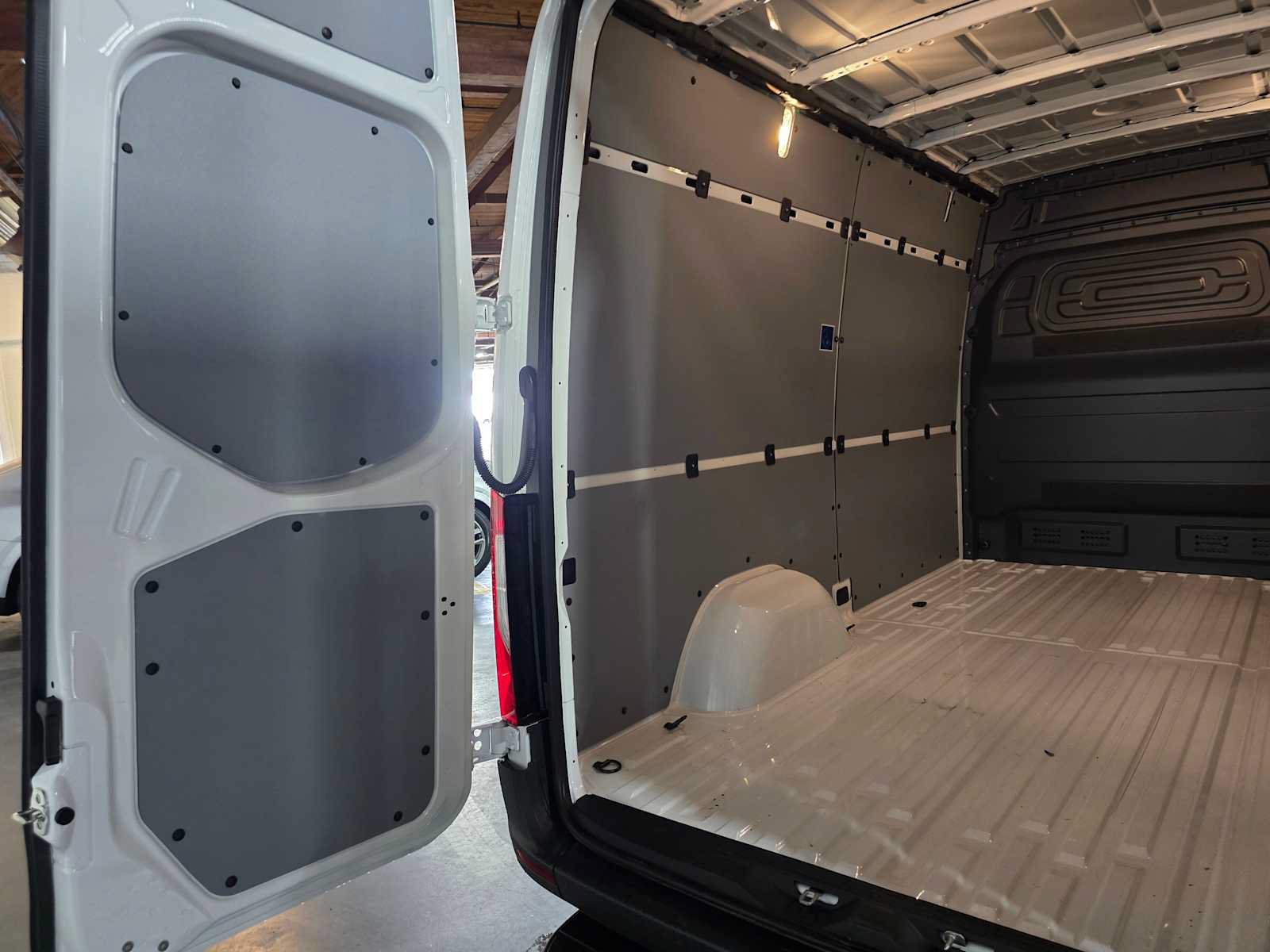 Used 2025 Mercedes-Benz Sprinter 2500 image 18