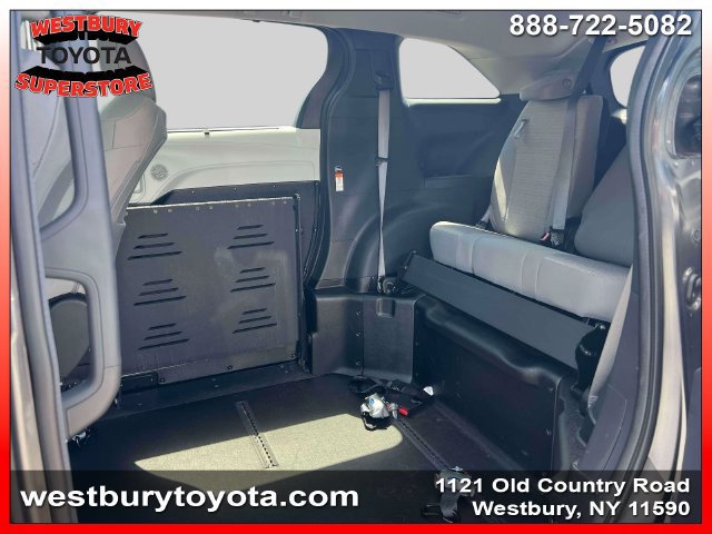Used 2025 Toyota Sienna LE FWD image 15