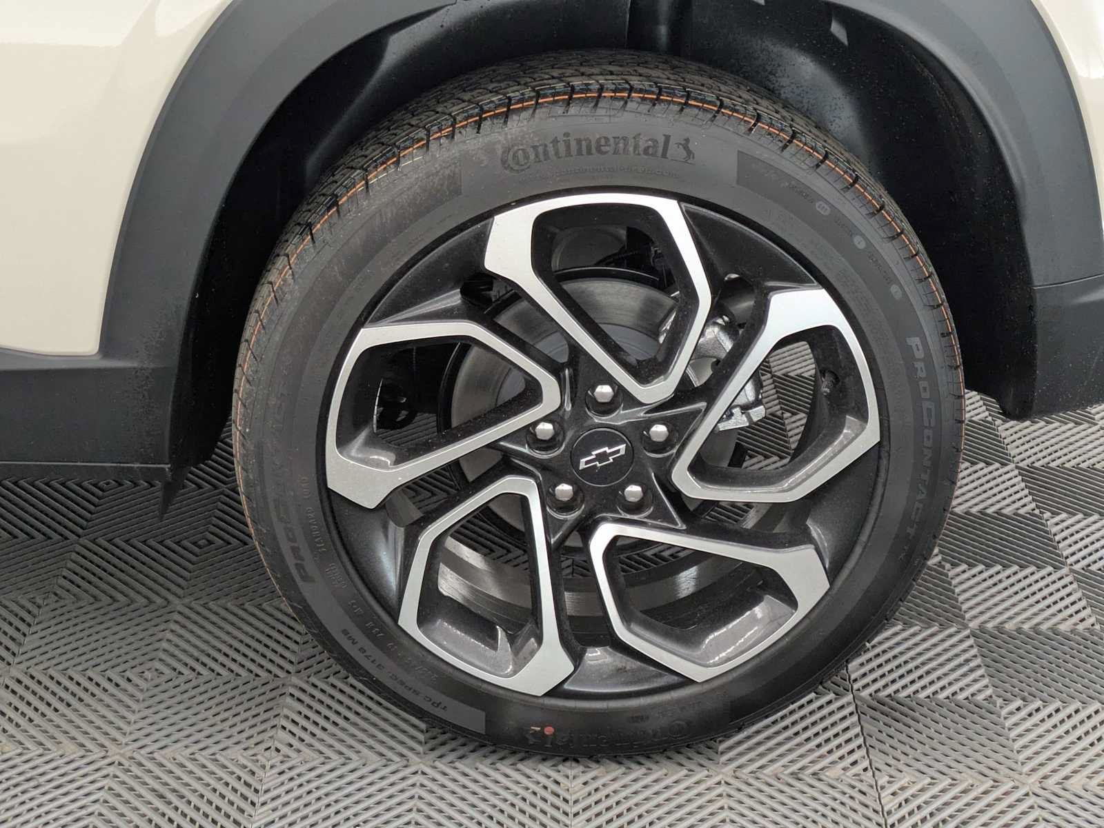 New 2026 Chevrolet Trax RS w/ Sunroof Package FWD image 14