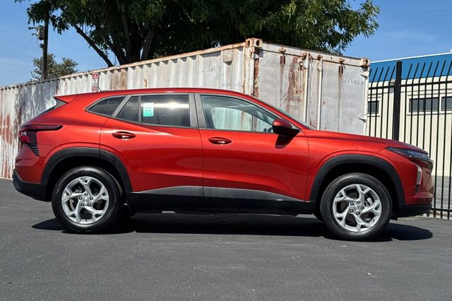 Used 2024 Chevrolet Trax LS w/ LS Convenience Package FWD image 3
