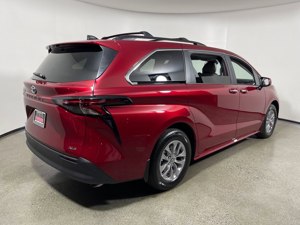 New 2026 Toyota Sienna XLE FWD image 3