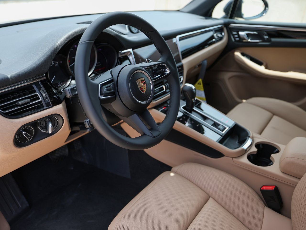 Certified 2025 Porsche Macan image 4