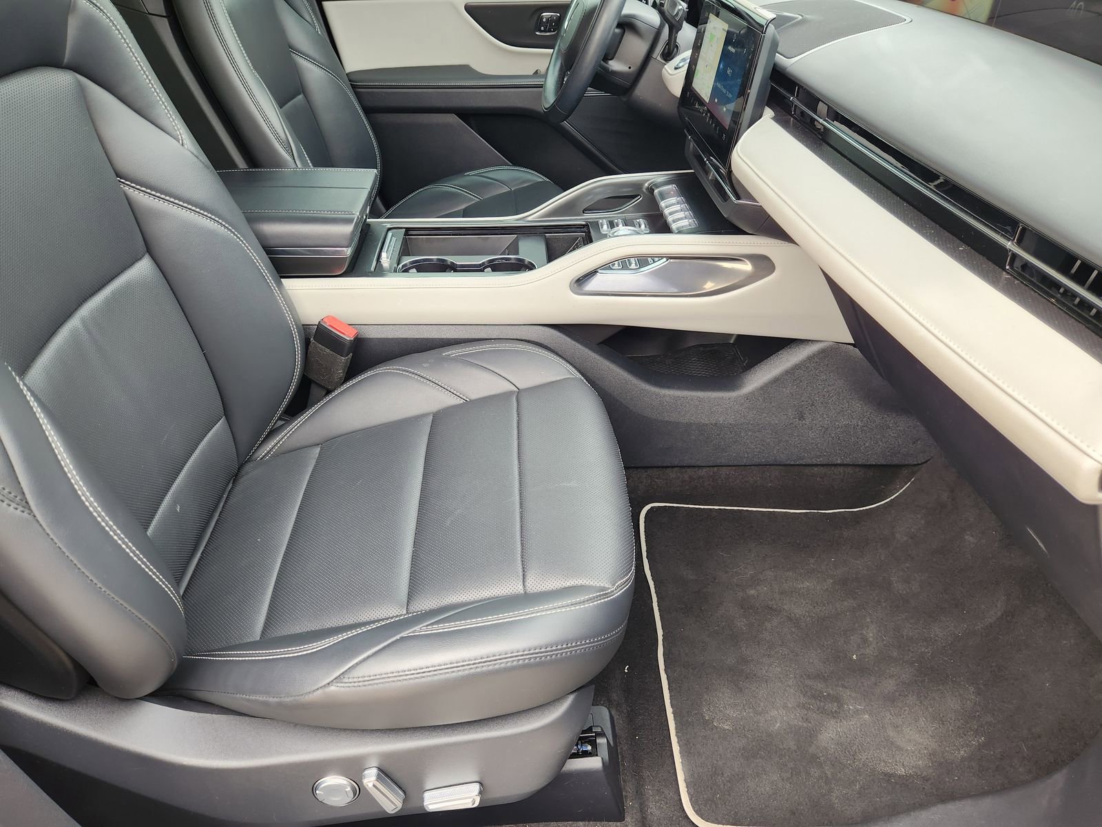 Used 2024 Lincoln Nautilus Premier image 16