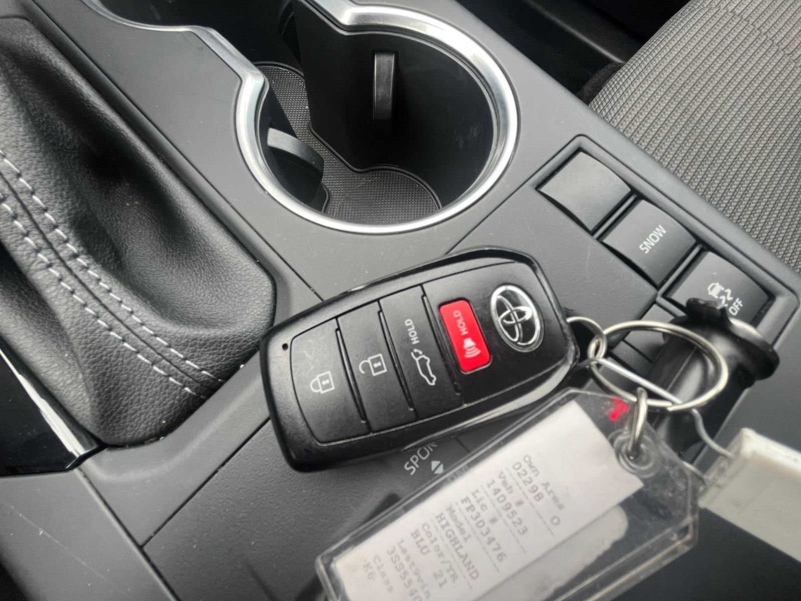 Used 2025 Toyota Highlander LE FWD image 21