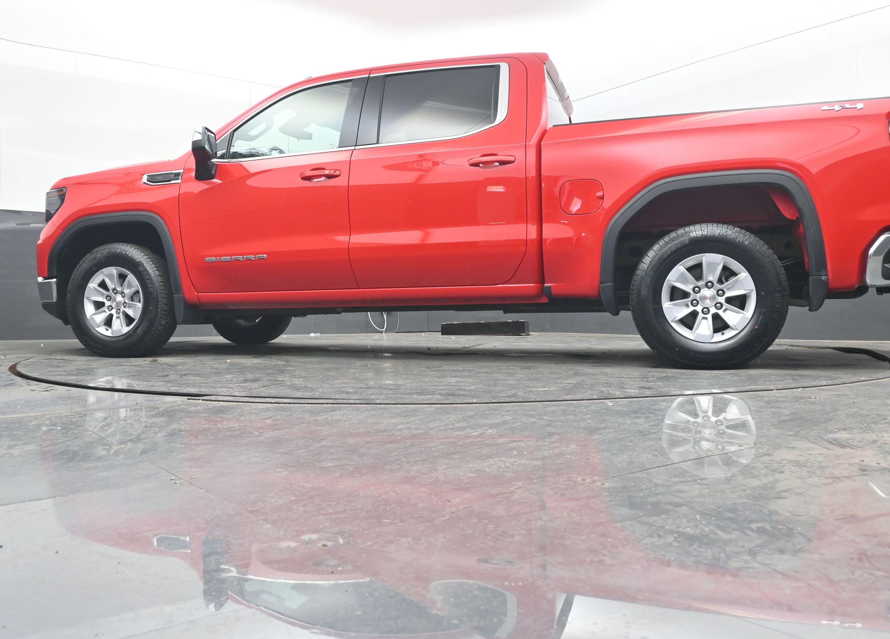 Used 2024 GMC Sierra 1500 SLE image 28