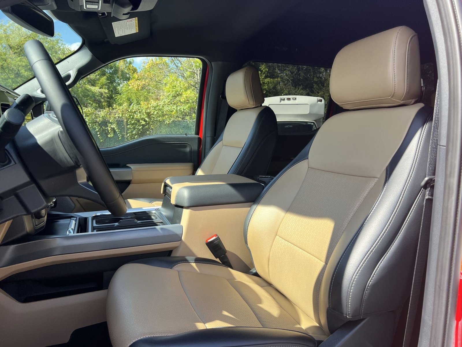 Used 2025 Ford F250 Lariat w/ Black Appearance Package image 13