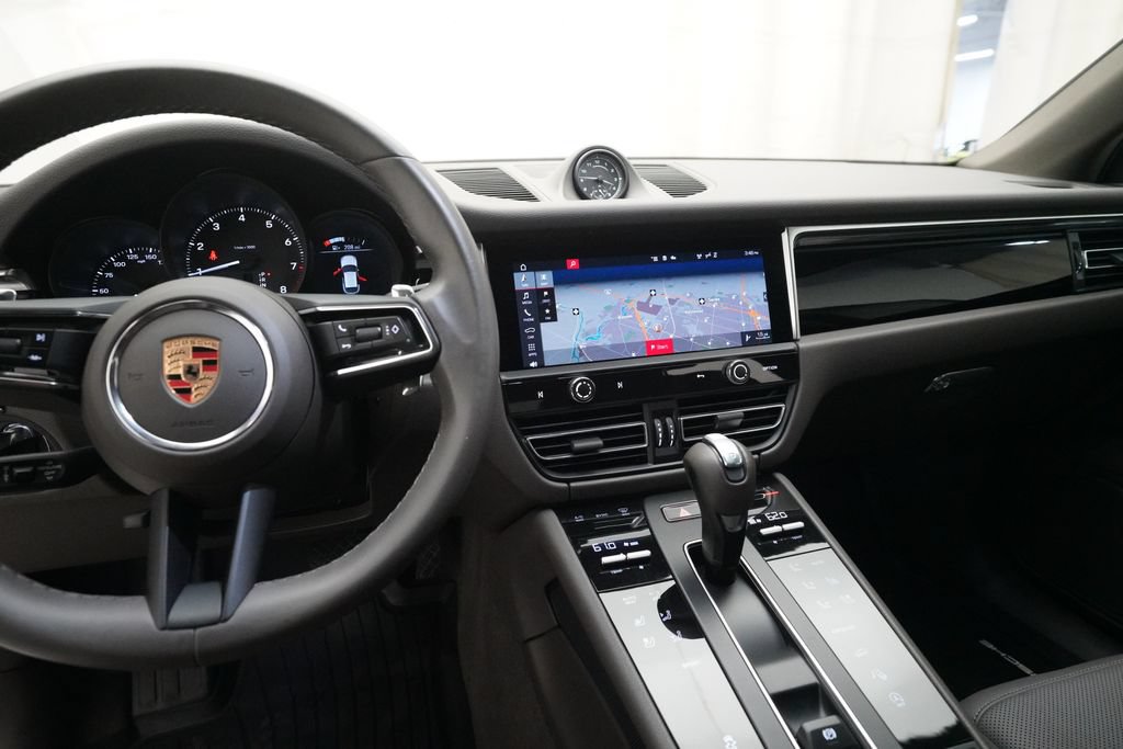 Certified 2023 Porsche Macan AWD/4WD image 19