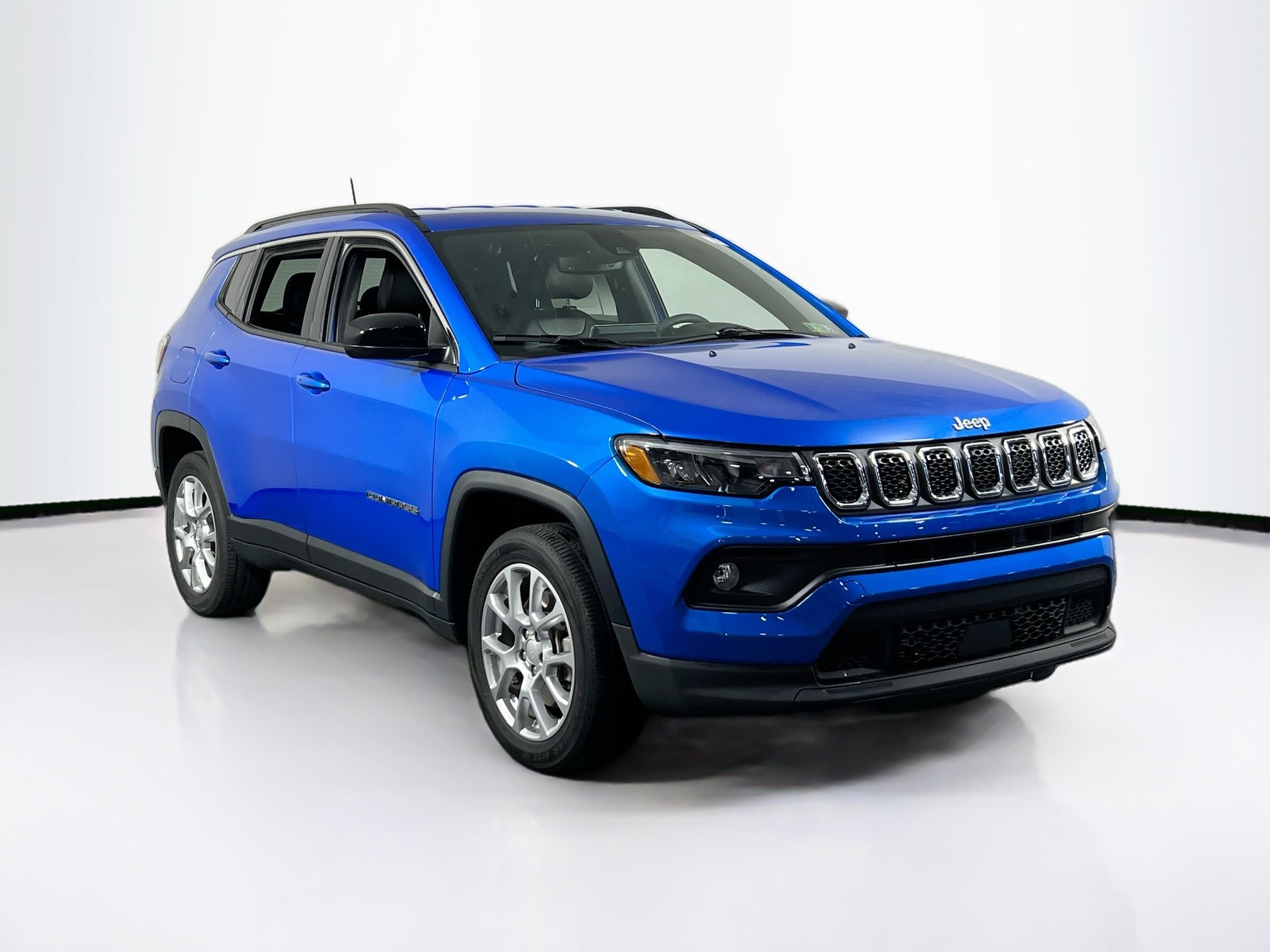Used 2023 Jeep Compass Latitude AWD/4WD image 3