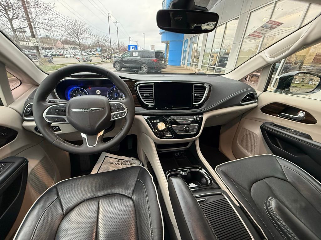 Used 2023 Chrysler Pacifica Limited image 7