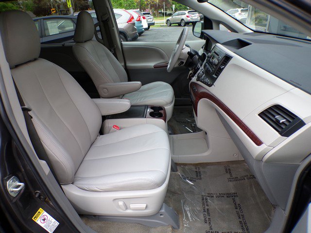 Used 2013 Toyota Sienna XLE FWD image 19