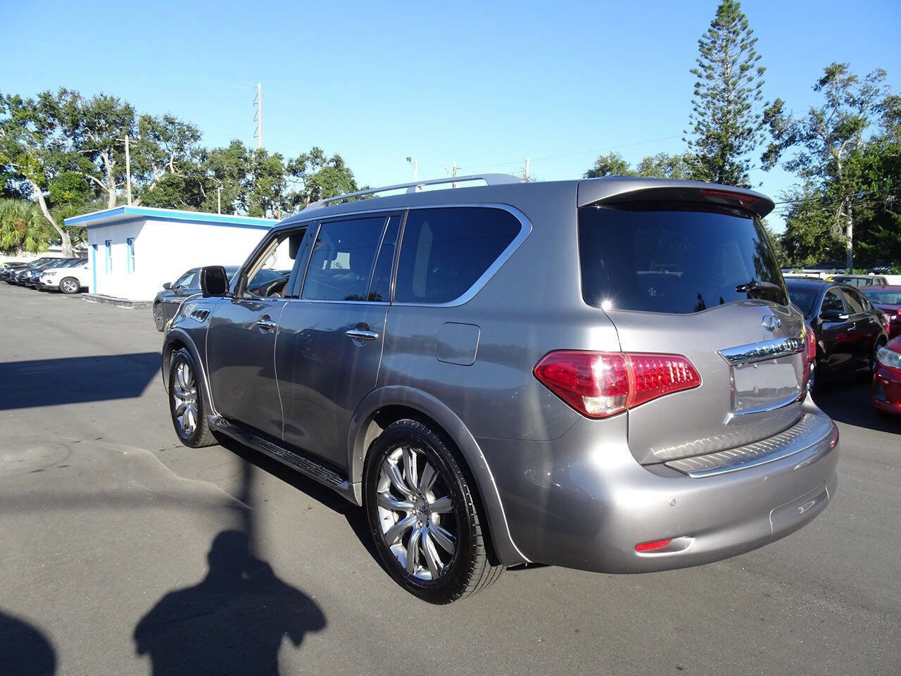 Used 2012 INFINITI QX56 4WD w/ Deluxe Touring Pkg image 6