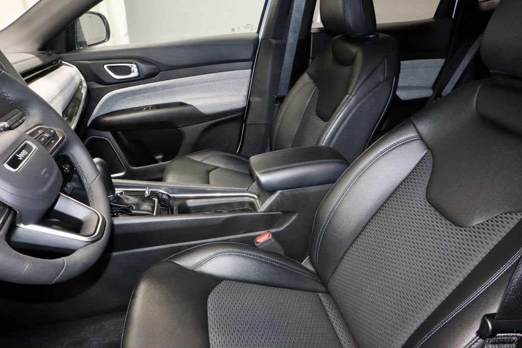 Used 2025 Jeep Compass Latitude image 23