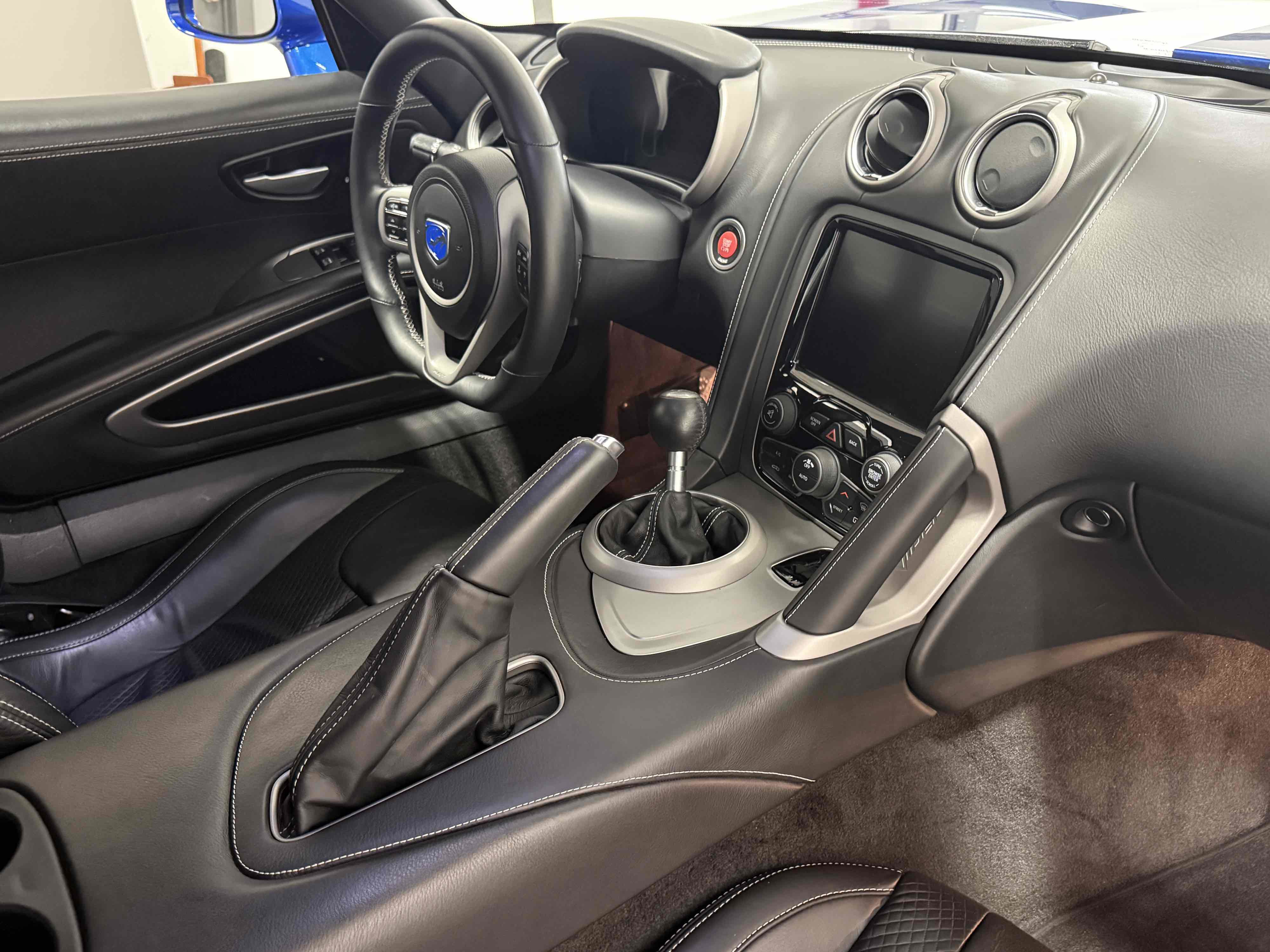 Used 2013 SRT Viper GTS w/ GTS Laguna Interior Pkg image 35