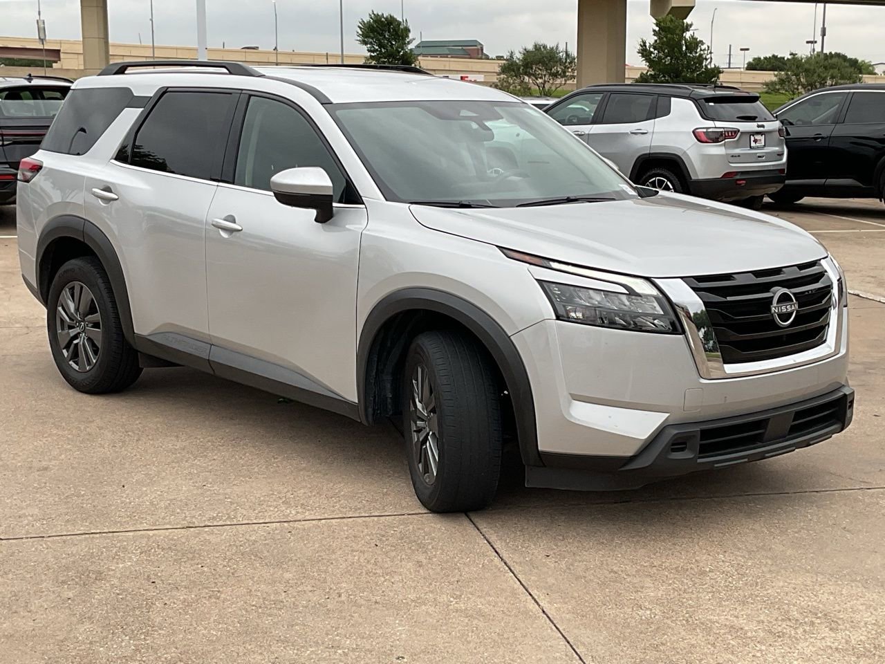 Used 2025 Nissan Pathfinder SV FWD image 4