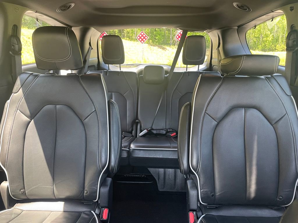 Used 2025 Chrysler Pacifica Limited FWD image 19