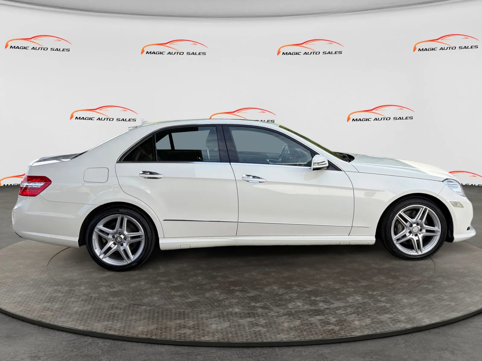 Used 2011 Mercedes-Benz E 550 4MATIC Sedan image 6