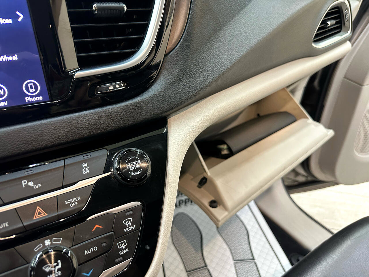 Used 2018 Chrysler Pacifica Touring-L Plus image 30