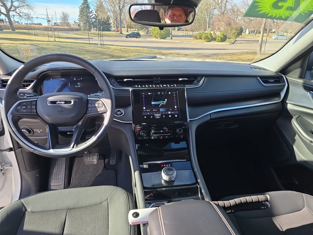 Used 2023 Jeep Grand Cherokee Laredo image 13