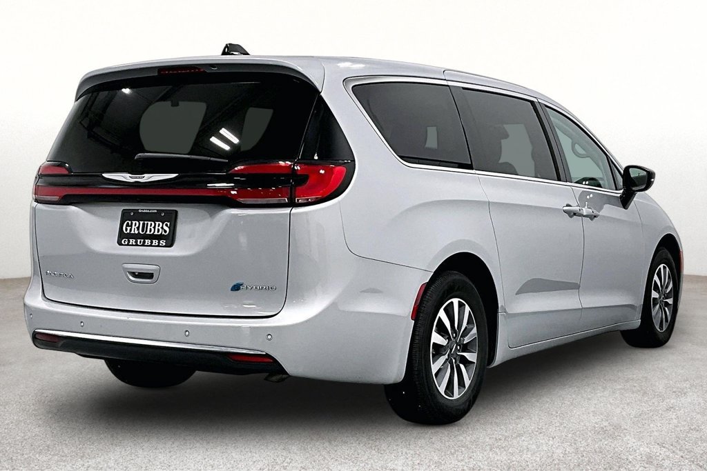 Used 2024 Chrysler Pacifica Limited FWD image 2
