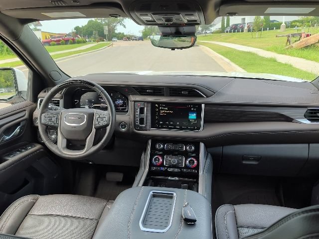 Used 2024 GMC Yukon XL Denali w/ Denali Reserve Package AWD/4WD image 11