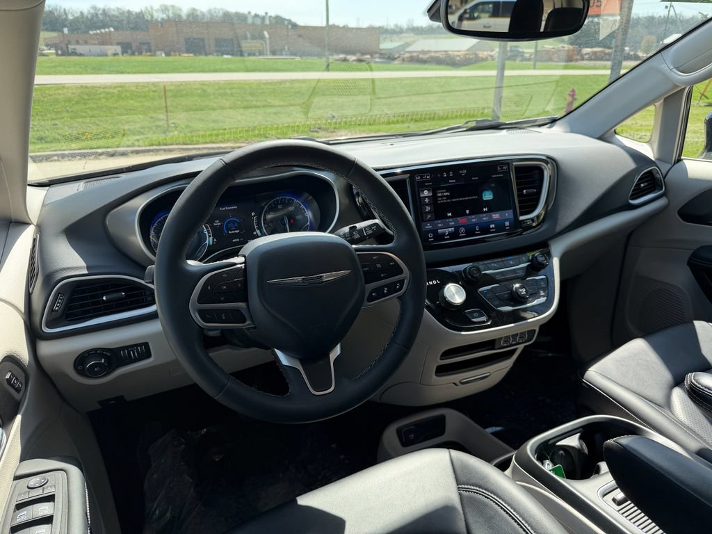 Used 2024 Chrysler Pacifica Touring-L FWD image 22