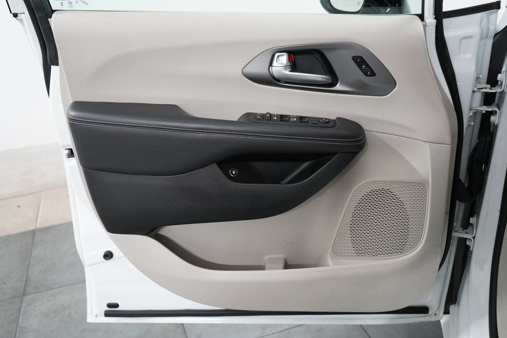 Used 2024 Chrysler Pacifica Limited FWD image 27
